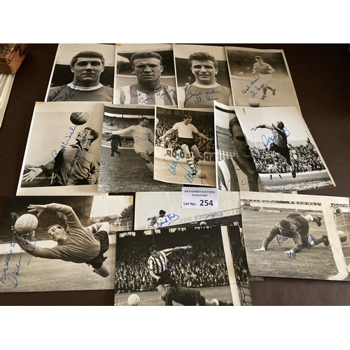 254 - Football : SHEFF WEDNESDAY Autographed original press photographs 1960s - 7x5 inc Underwood Springet... 