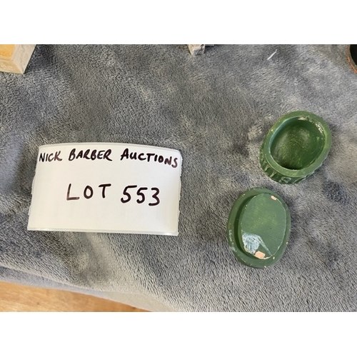 553 - Collectables : Clarecraft Discworld - incl Dried Frog Pill Box (slight damage to interior), Hat the ... 