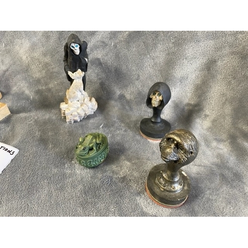 553 - Collectables : Clarecraft Discworld - incl Dried Frog Pill Box (slight damage to interior), Hat the ... 