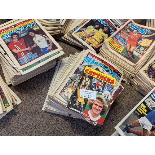 295 - Sports Memorabilia: Shoot large collection of issues, 1974-79, plus 9x issues of Football Star; (500... 