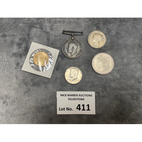 411 - Coins: Assortment of coins, including: 1x Nuremberg reckoning counter, 17th century, with museum rep... 