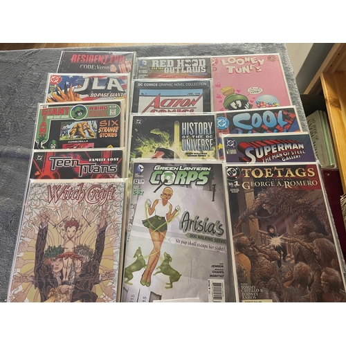 467 - Comics: Large collection of comics, including DC Comics, Marvel, Titan Books, Batman and others (see... 