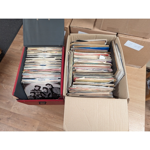 183 - Records: 5x boxes and 1x case of singles, 1960s-80s, Rock/Pop; varying conditions; (900+).