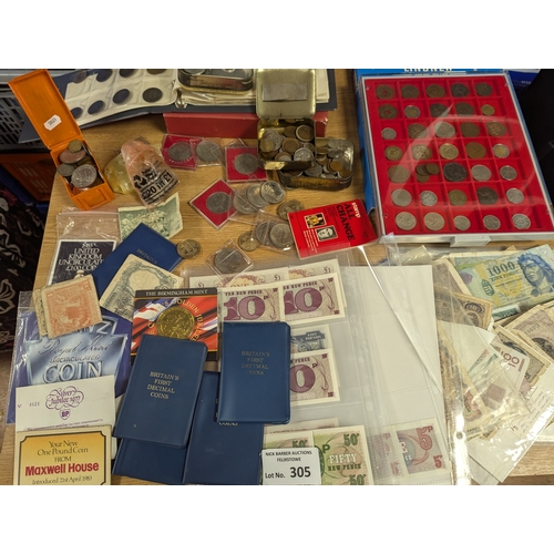 305 - Coins: Assortment of coins and banknotes, GB and worldwide, some replicas.