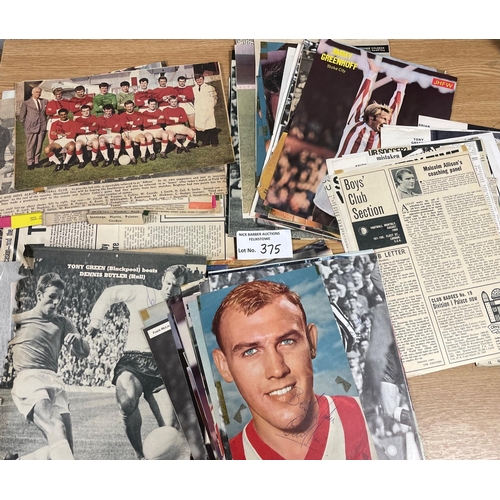 375 - Sports: Bag containing 250+ magazine pages, many signed, by a host of different Football players/clu... 