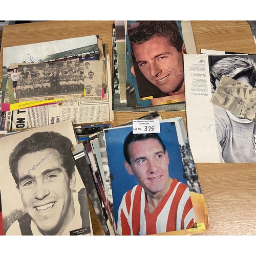 375 - Sports: Bag containing 250+ magazine pages, many signed, by a host of different Football players/clu... 