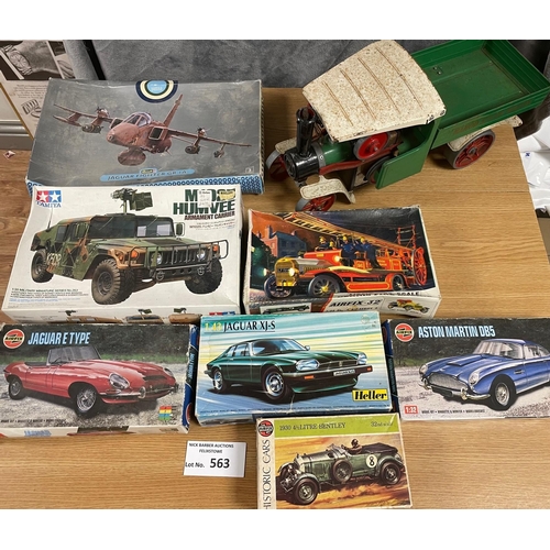 563 - Diecast: Assortment of Airfix/Revell/Heller and similar vehicles in boxes, including 1930 41/2 Litre... 