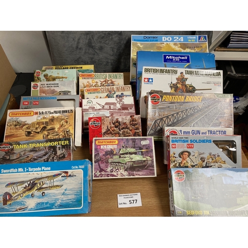 577 - Diecast: Assortment of plastic kits, including Airfix, Tamiya, Heller; 31 boxed items, some infantry... 