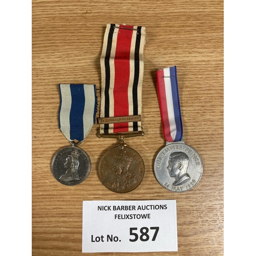 587 - Collectables; Militaria: Collection of various badges and medals, Queen Victoria onwards.