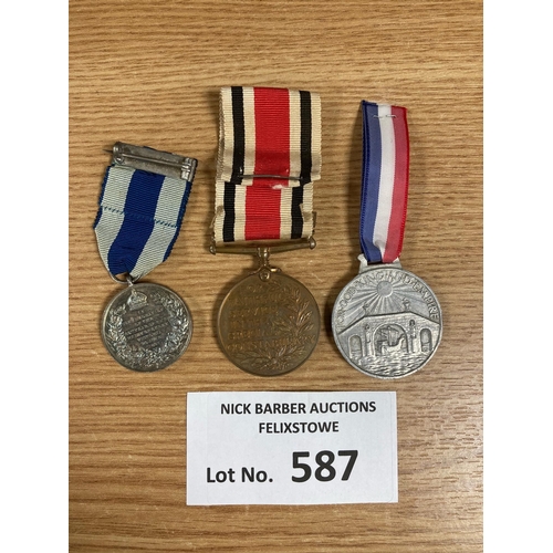 587 - Collectables; Militaria: Collection of various badges and medals, Queen Victoria onwards.