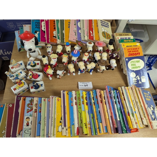 611 - Collectables: Collection of Snoopy (Peanuts) books, along with a box of Snoopy McDonald's toys (disc... 