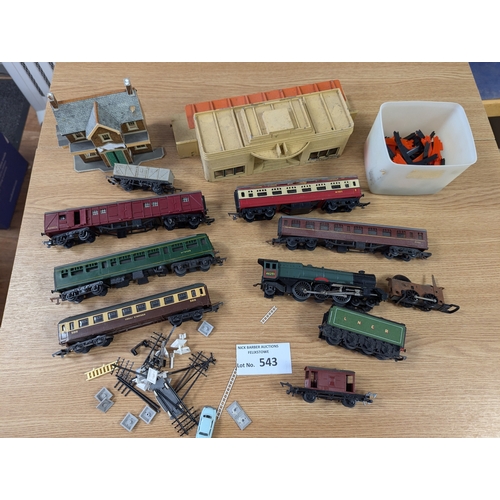 543 - Diecast; Trains: Collection of OO Gauge accessories, buildings, carriages and engines; including Tri... 