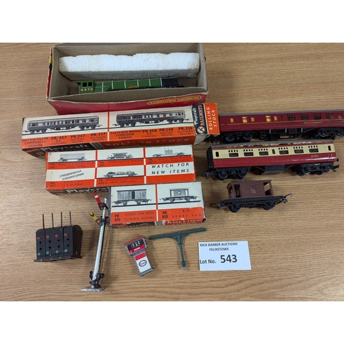 543 - Diecast; Trains: Collection of OO Gauge accessories, buildings, carriages and engines; including Tri... 