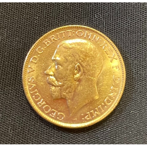 295 - Coins: Royal Mint GB gold sovereign, George V 1914, Fine condition.