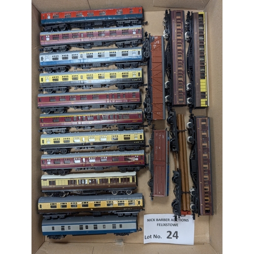 24 - Trains: Assortment of N Gauge carriages/coaches, including Hornby Minitrix; conditions vary, some da... 