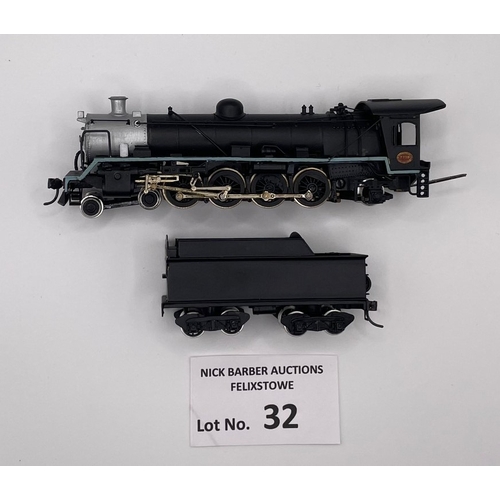 32 - Trains: South African Railways HO scale loco and tender, DJH Euro, 19D E133, boxed in Good condition... 