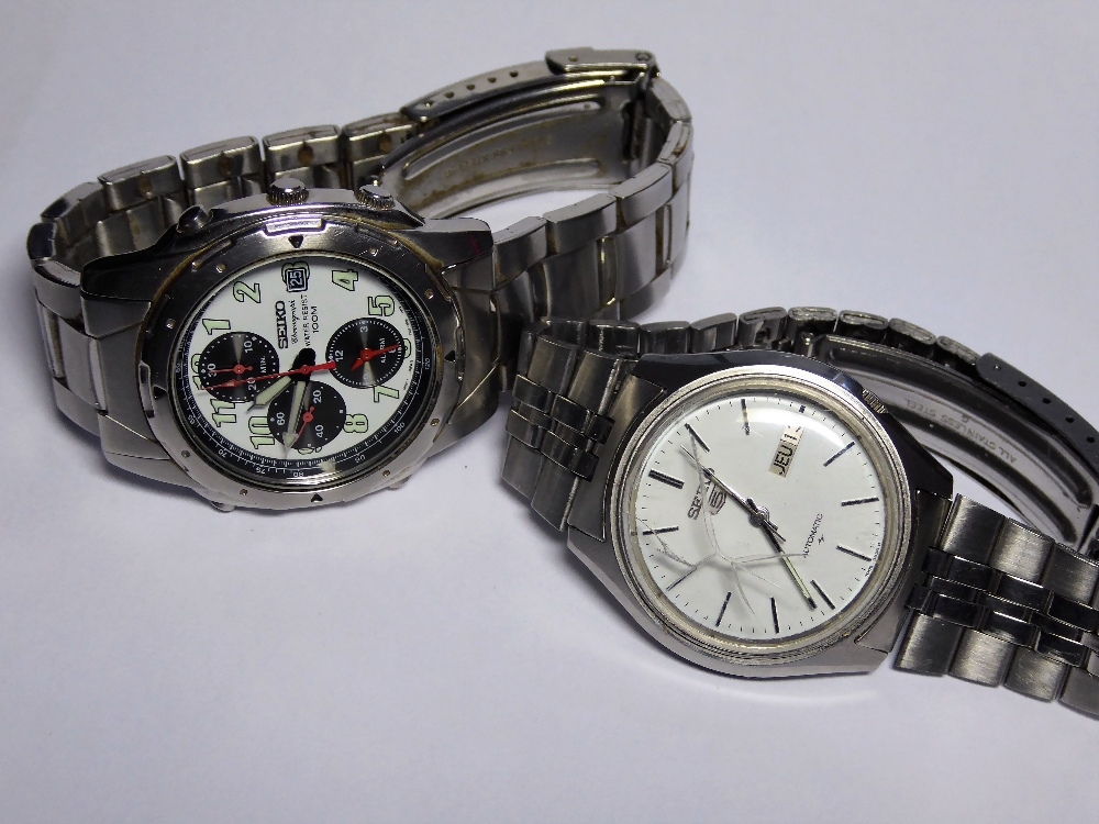 A Seiko 5 automatic day/date steel Gents watch ref. 7009-4040, together  with a steel Seiko quartz ch