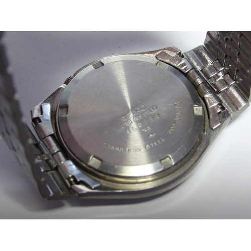 A Seiko 5 automatic day/date steel Gents watch ref. 7009-4040, together  with a steel Seiko quartz ch