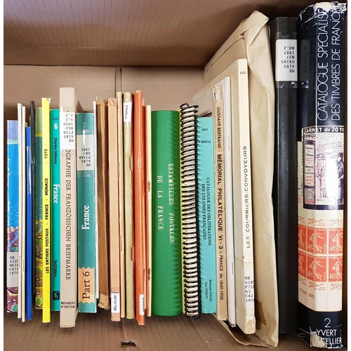 224 - FRANCE: Two boxes containing a large number of publications. Noted Catalogue Specialise des Timbres ... 