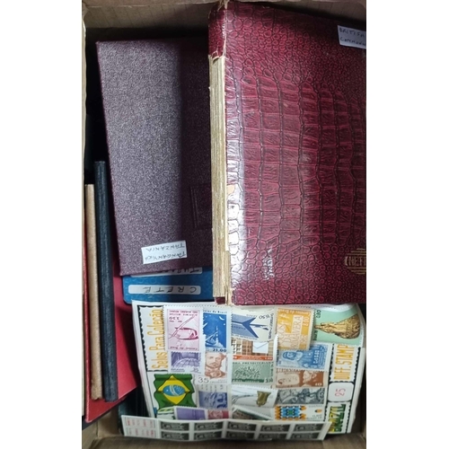 31 - ALL PERIODS FOREIGN & COMMONWEALTH COLLECTIONS: Nineteen small stock books/pocket books in a carton.... 