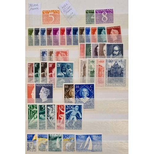 921 - 1945-1960 UNMOUNTED MINT COLLECTION: Small stock book with the range of issues in complete sets, app... 