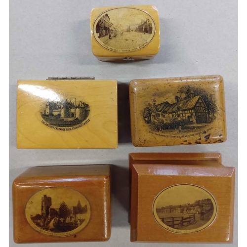 159 - MAUCHLINE WARE - LETTER WRITING/MAIL RELATED: A large box containing varnished wooden items with tra... 