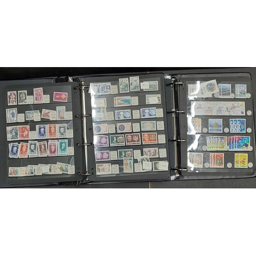 18532014 REMAINDERED DEALER'S STOCK A box containing 4 large ring