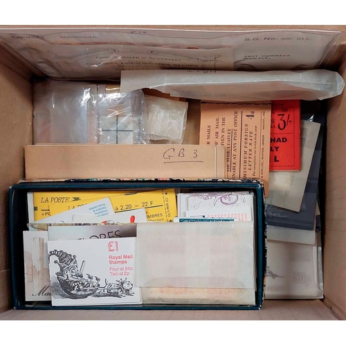 1228 - BOOKLET ACCUMULATION - WORLDWIDE INC. GB: Small box housing a diverse group of mostly modern booklet... 