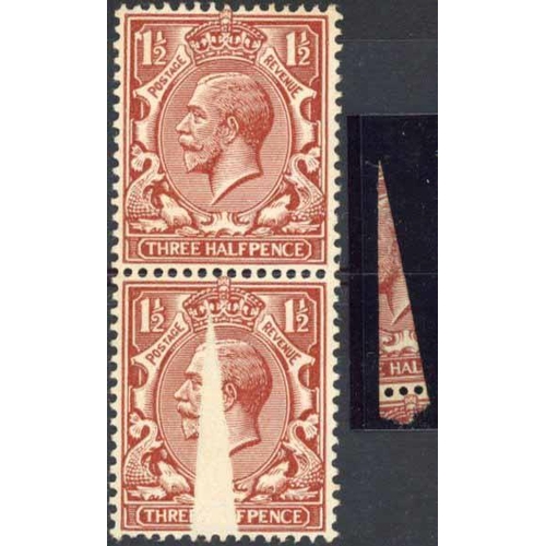 1586 - 1924 1½d BROWN PRINTING FLAW: A mint vertical pair, the lower stamp with an unusual printing flaw du... 