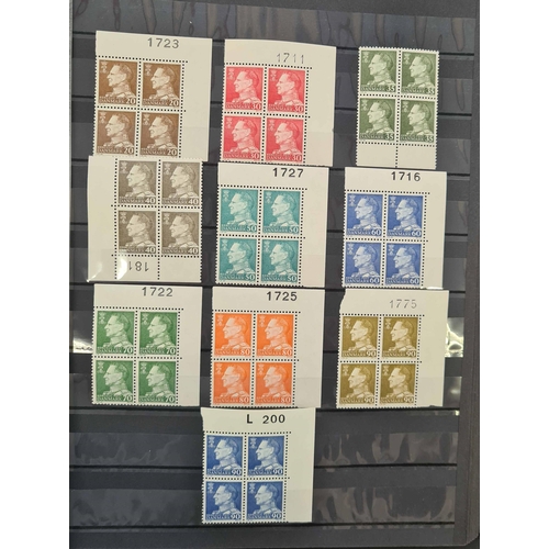 513 - MINT & USED COLLECTION 1854-2010: A carton containing 5 albums inc. an ex dealers stockbook with sli... 