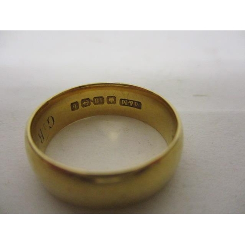 19 - An 18ct gold wedding band made by M & M, 19.4g