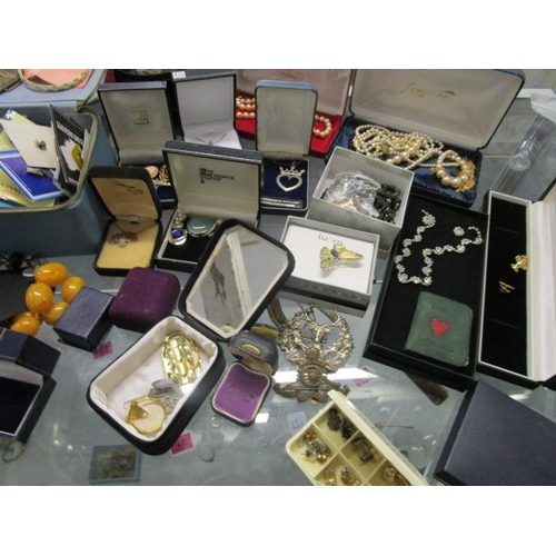 22 - A quantity of mixed costume jewellery, cap badges, pin and enamelled badges