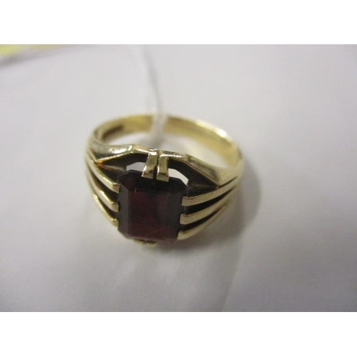 68 - A 9ct gold garnet set ring