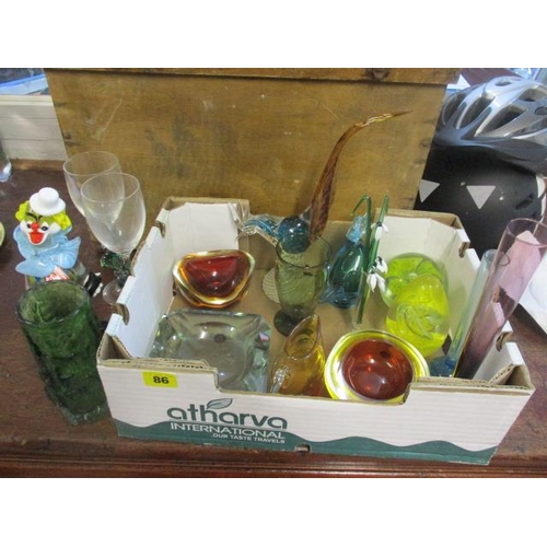 86 - Mixed glassware to include a Whitefriars vase, a Murano clown and other items