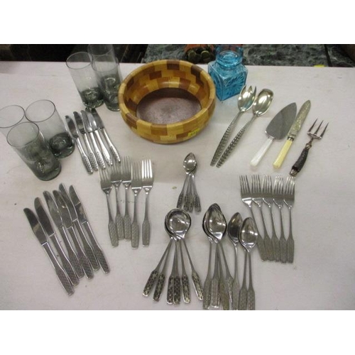 431 - A retro lot comprising a wooden salad bowl, a Viners 'Shape' part cutlery set, mixed cutlery, smoked... 