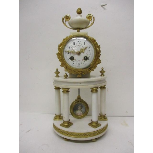 71 - An early 20th century white marble and gilt brass mantle clock, having an urn over a drum design cas... 