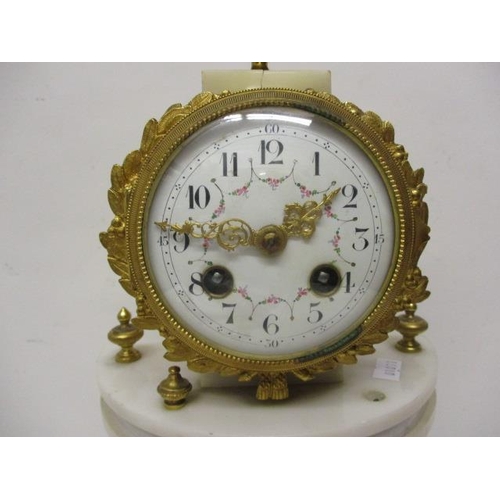 71 - An early 20th century white marble and gilt brass mantle clock, having an urn over a drum design cas... 