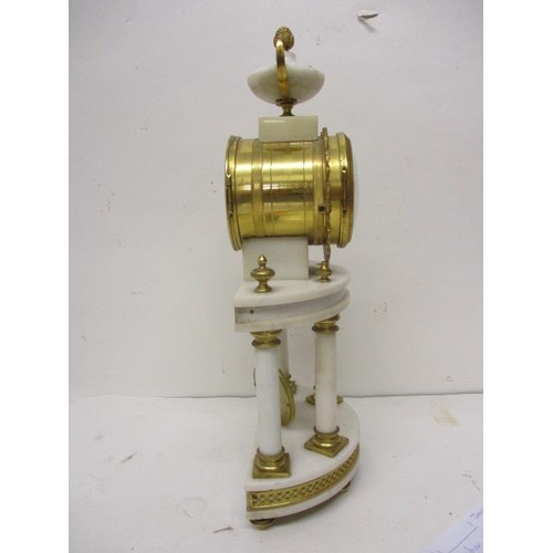 71 - An early 20th century white marble and gilt brass mantle clock, having an urn over a drum design cas... 