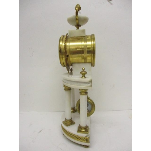 71 - An early 20th century white marble and gilt brass mantle clock, having an urn over a drum design cas... 