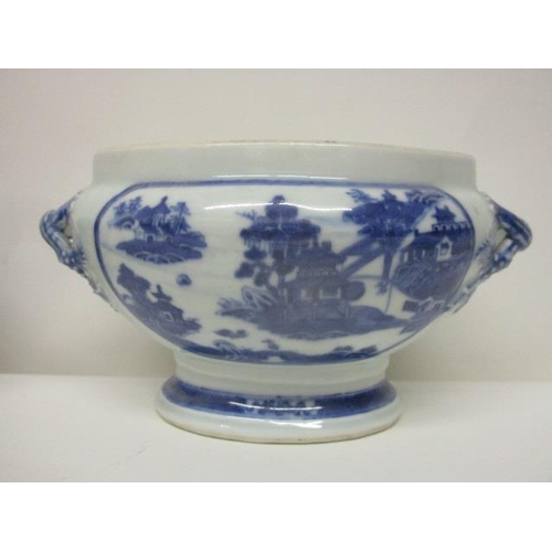 79 - A pair of mid 18th century Chinese blue and white oval tureens with twin crossover handles on a spla... 