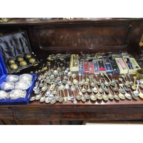 159 - Mixed metalware to include silver plate, together with collectors teaspoons