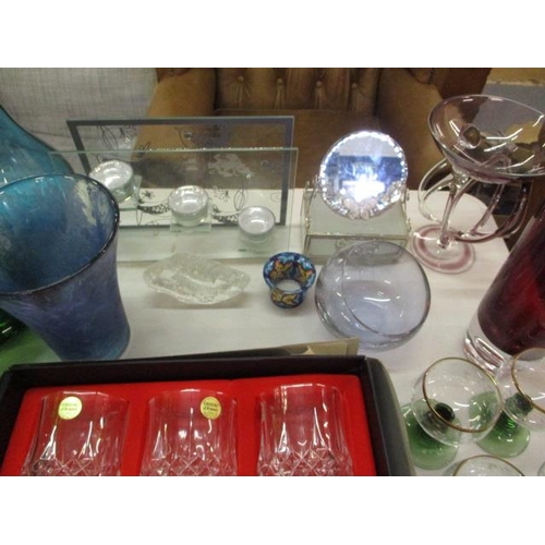 18 - A quantity of mixed glassware to include coloured vases, a set of six glasses and other items