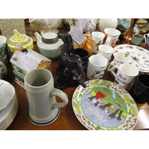 22 - A mixed lot to include a Noritake 'Regency Gold' part teaservice, plated clocks, pictures and other ... 