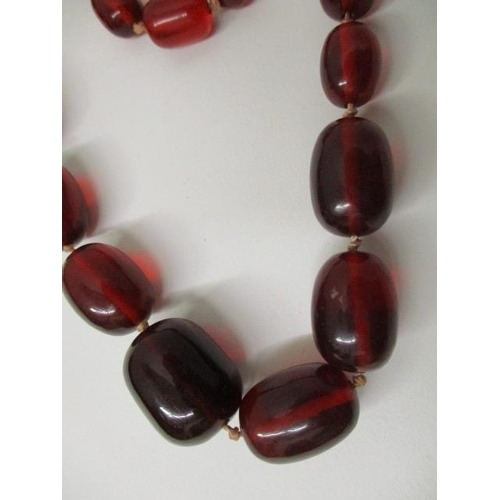 178 - A cherry coloured Bakelite necklace with thirty nine beads 80 gramms