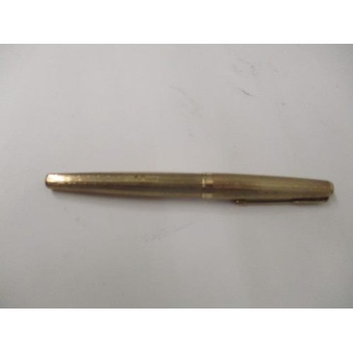 185 - A 9ct gold cased Parker 61 pen with engine turned decoration