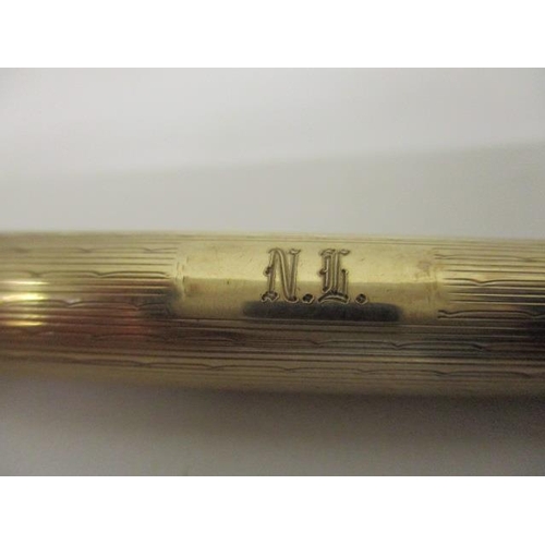 185 - A 9ct gold cased Parker 61 pen with engine turned decoration