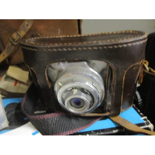 69 - Mixed binoculars, vintage cameras to include a Minolta Dynax 600si Classic camera, a Cobra 700 AF-Mi... 