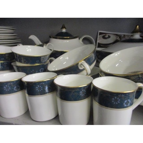 186 - A Royal Doulton 'Carlyle' dinner service