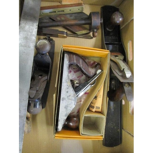 206 - A group of woodworking tools to include three Stanley planes, a metal square and other items