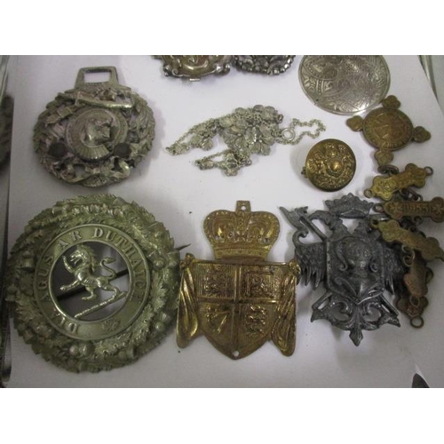 263 - Military related items to include cap badges, a swagger stick handle, jewellery, a Scottish brooch a... 